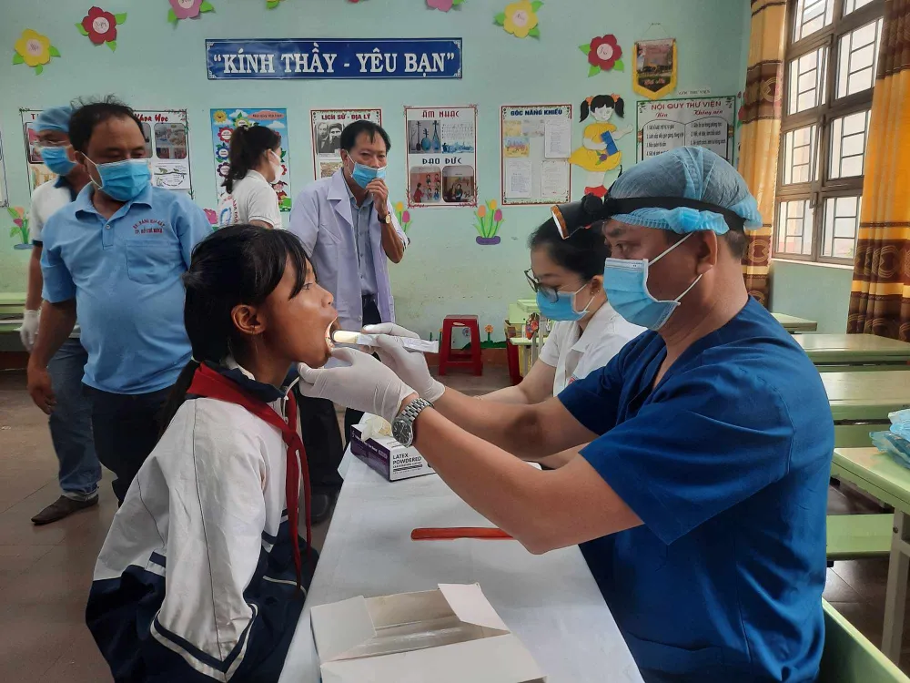 Các bác sĩ Bệnh viện Răng hàm mặt TPHCM khám răng cho các em học sinh Trường THCS Ia Kdăm, huyện Ia Pa Tặng nhà nhân ái hộ đồng bào nghèo xã Ia Kdăm, huyện Ia Pa