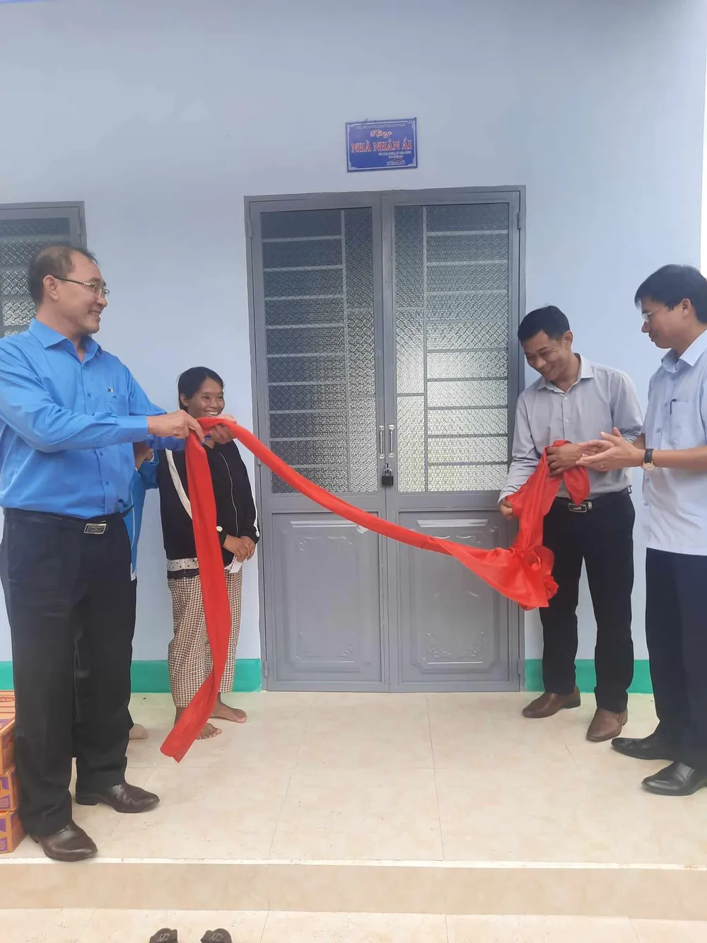 Tặng nhà nhân ái hộ đồng bào nghèo xã Ia Kdăm, huyện Ia Pa