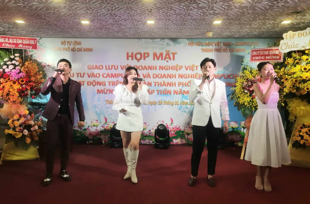 Một tiết mục văn nghệ chào mừng buổi họp mặt doanh nghiệp Việt Nam, Campuchia hop-mat-2-9016.jpg