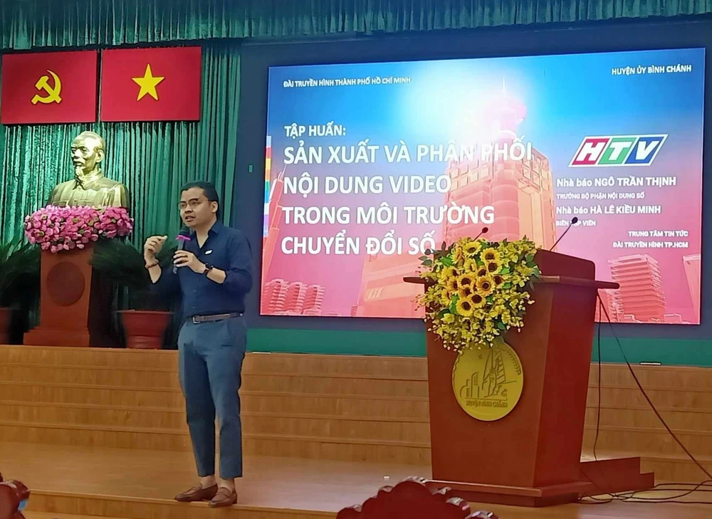 Phóng viên Đài Truyền hình TPHCM hướng dẫn kỹ năng sản xuất video trong môi trường chuyển đổi số