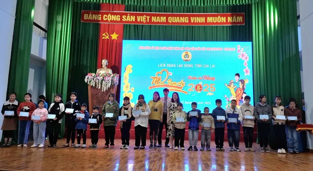 Đại diện lãnh đạo Tổng Công ty Địa ốc Sài Gòn trao tặng học bổng đến 25 em học sinh con đoàn viên, người lao động có hoàn cảnh khó khăn Cong Doan - 1.jpg
