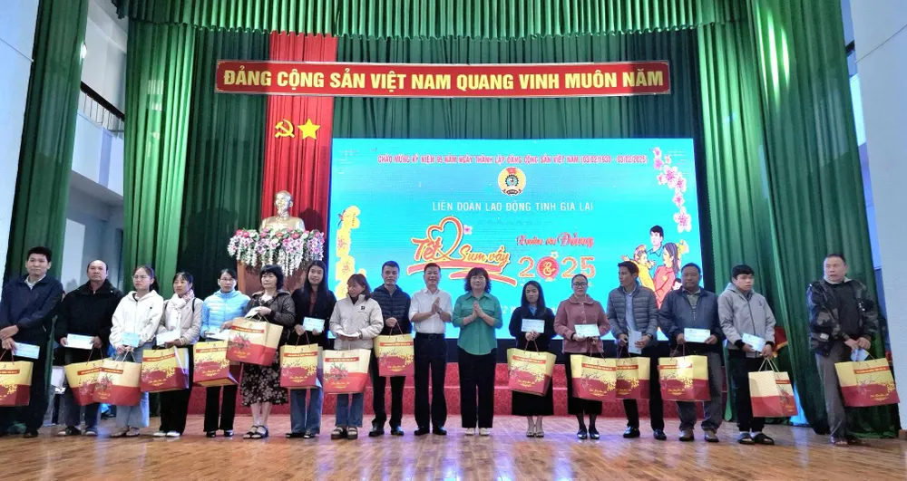 Trao tặng quà Tết đến đoàn viên, người lao động có hoàn cảnh khó khăn Cong Doan - 2.jpg