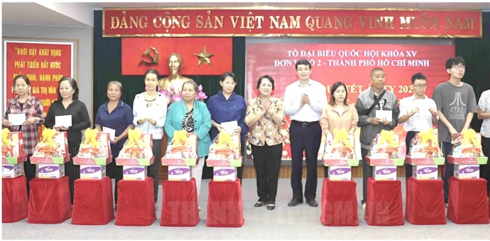 Đại biểu Quốc hội Trần Kim Yến và Đỗ Đức Hiển trao quà Tết đến các hộ có hoàn cảnh khó khăn