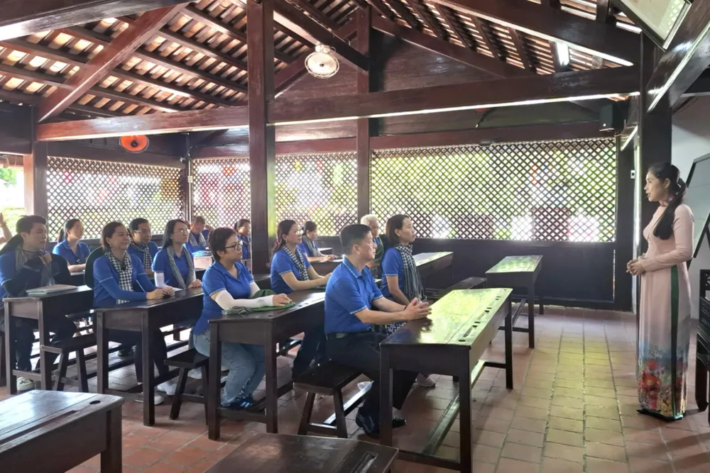 គណៈប្រតិភូបានស្តាប់ការណែនាំអំពីសាលា Duc Thanh ដែលពូបានឈប់បង្រៀនក្នុងដំណើរស្វែងរកការពិត ដើម្បីសង្គ្រោះប្រជាជន និងប្រទេសជាតិ។ Bao tang - 3 (2).jpg