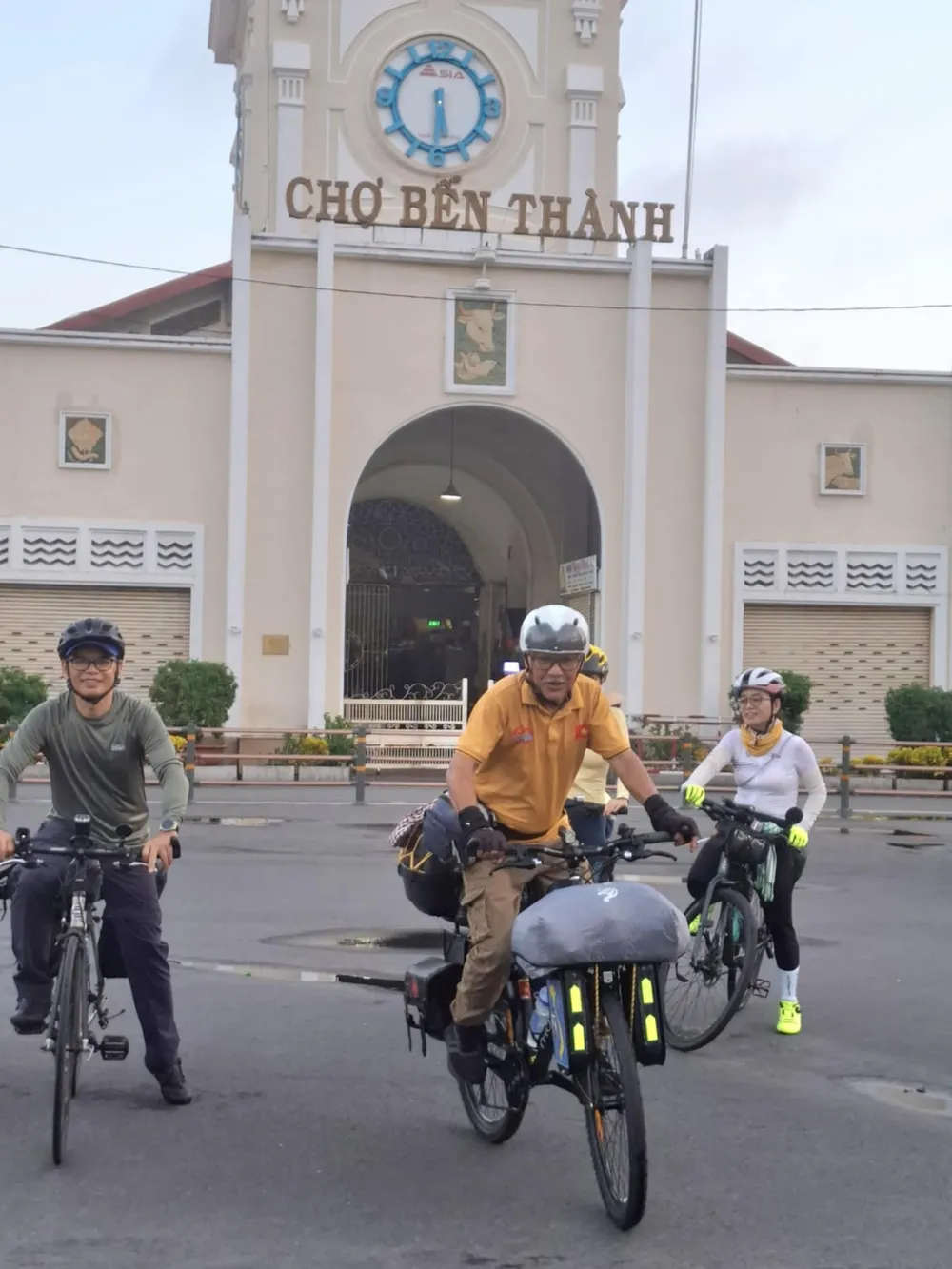 Đoàn đạp xe xuyên Việt khởi hành Xuyên Viet - 1.jpg