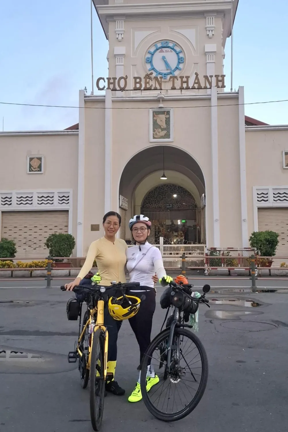 Hai nữ thành viên trong đoàn là giáo viên Trường Tiểu học Hòa Bình (quận 1) và Trường Tiểu học Phan Đình Phùng (quận 3) Xuyen Viet - 2.jpg