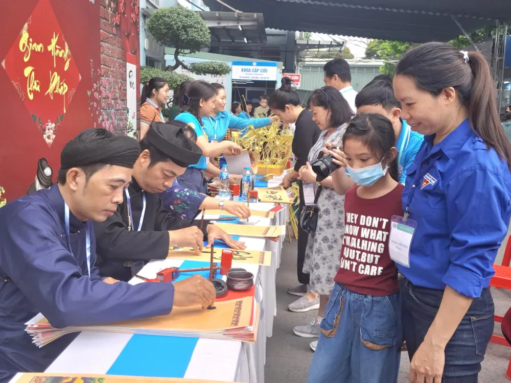 Gian hàng thư pháp phục vụ bệnh nhân đang điều trị tại bệnh viện Phien cho - 2.jpg