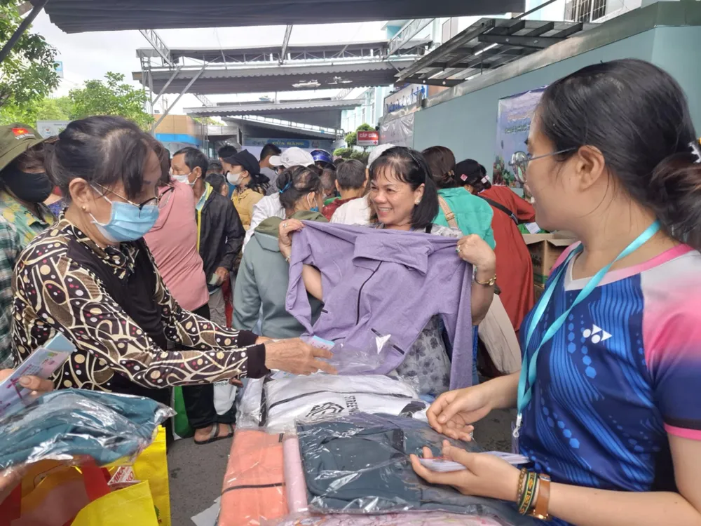 Gian hàng áo ấm trao đến người bệnh và thân nhân có hoàn cảnh khó khăn Phien cho - 3.jpg
