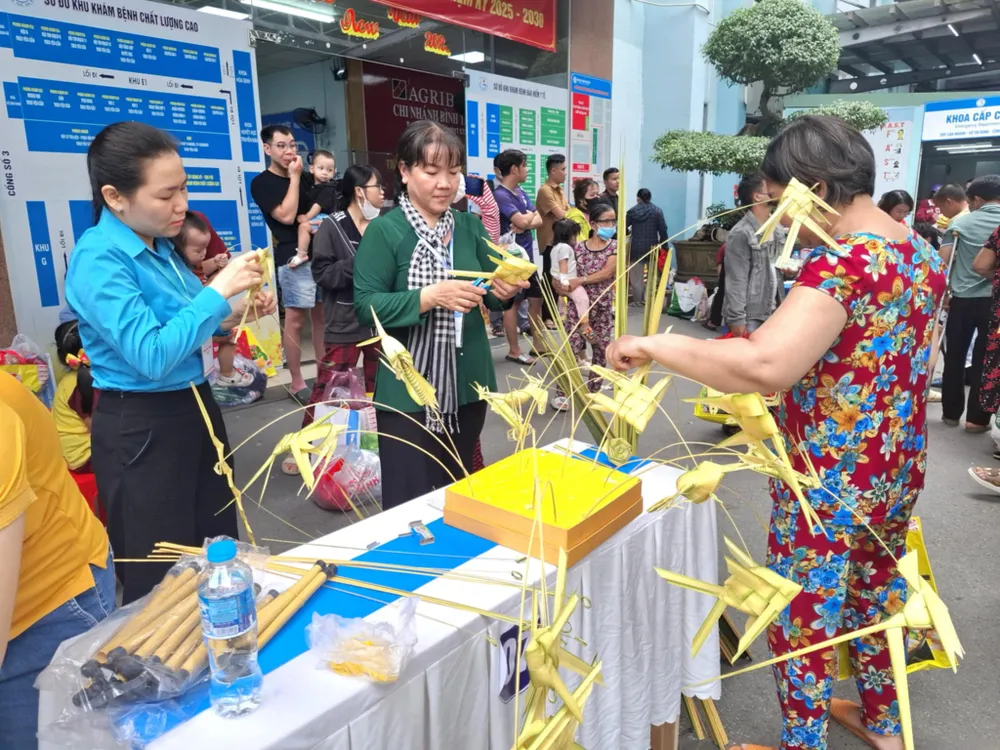 Gian hàng trò chơi phục vụ bệnh nhi đang điều trị tại bệnh viên Phien cho - 4.jpg