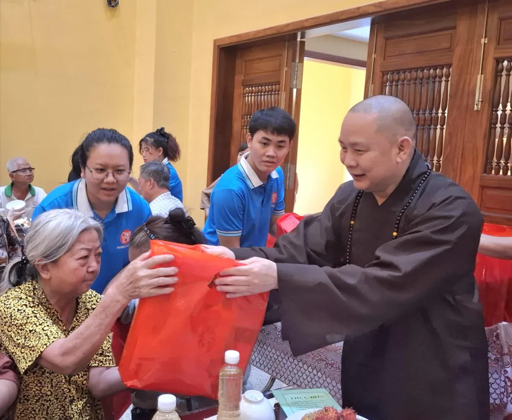 Thượng tọa Thích Giác Hiệp, trụ trì chùa Bửu Sơn tặng quà người dân Bua com NT - 3.jpg