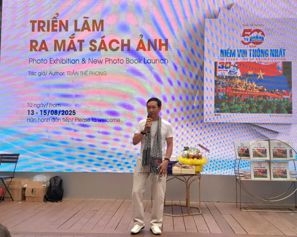 Nghệ sĩ nhiếp ảnh Trần Thế Phong phát biểu khai mạc triển lãm ảnh Trien lam - 2.jpg