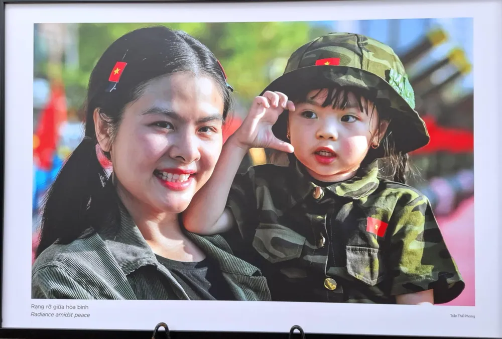Tác phẩm "Rạng rỡ giữa hòa bình" trưng bày tại triển lãm Trien lam - 4.jpg