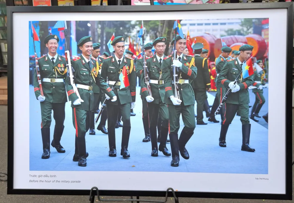 Tác phẩm "Trước giờ diễu binh" trưng bày tại triển lãm Trien lam - 5.jpg