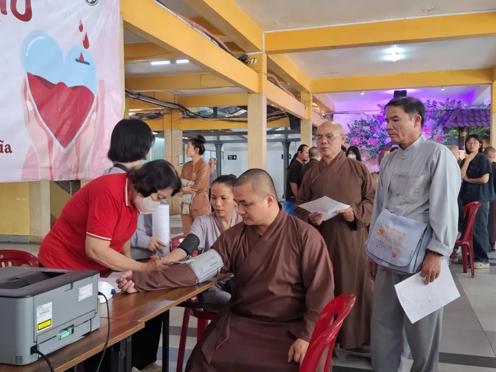 Chư tăng chùa Vĩnh Nghiêm tham gia ngày hội hiến máu cứu người Hien mau - 2.jpg