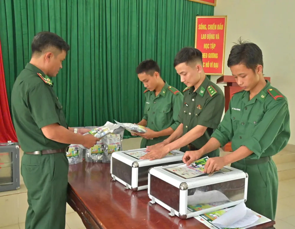 Tủ thuốc cắm bản tại các tổ công tác biên phòng, Đồn Biên phòng Cửa khẩu Hồng Vân Tu thuoc - 2.jpg