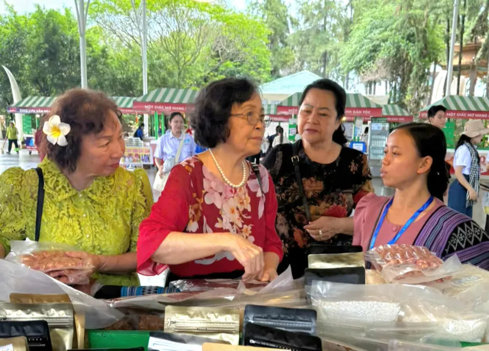 Đại diện các doanh nghiệp Việt Nam - Lào trao đổi giao thương tại Ngày hội giao lưu Văn hóa - Ẩm thực - Kết nối giao thương Lào - Việt năm 2025 Ngay hoi - 1.jpg