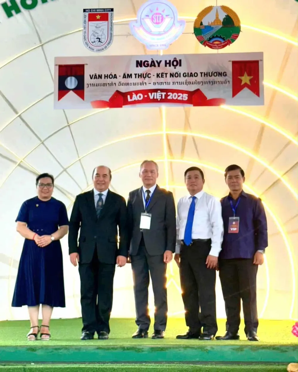 Các đại biểu chụp hình lưu niệm Ngay hoi - 4.jpg