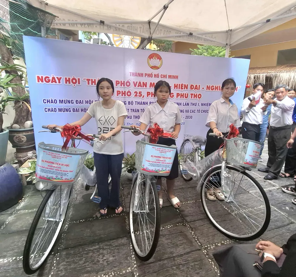 ផ្តល់កង់ដល់សិស្សានុសិស្សដែលឆ្លងកាត់ការលំបាក និងសិក្សាបានល្អ Ngay hoi - 1.jpg