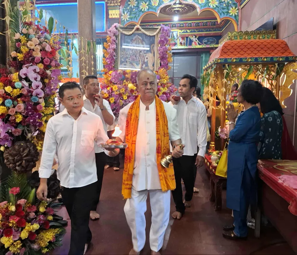 Nghi thức lễ rước kiệu Bà Mariamman Le hoi - 1.jpg