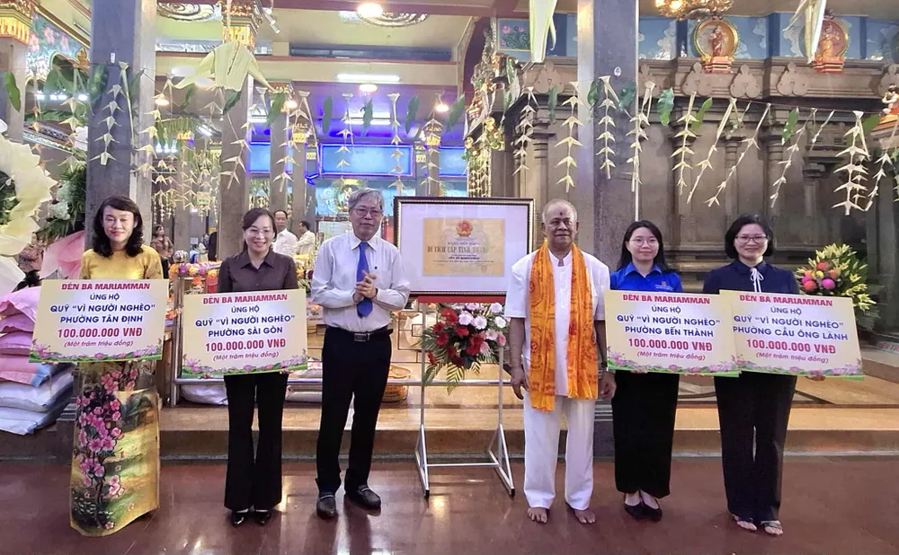 Trao bảng tượng trưng số tiền hỗ trợ Quỹ Vì người nghèo các phường Bến Thành, Sài Gòn, Tân Định, Cầu Ông Lãnh Le hoi - 2.jpg