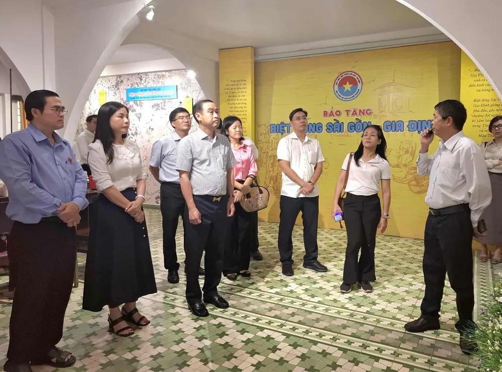 Đoàn nghe giới thiệu về tư liệu, hình ảnh quý về các đội Biệt động Sài Gòn tại Bảo tàng Biệt động Sài Gòn - Gia Định Khao sat - 2.jpg
