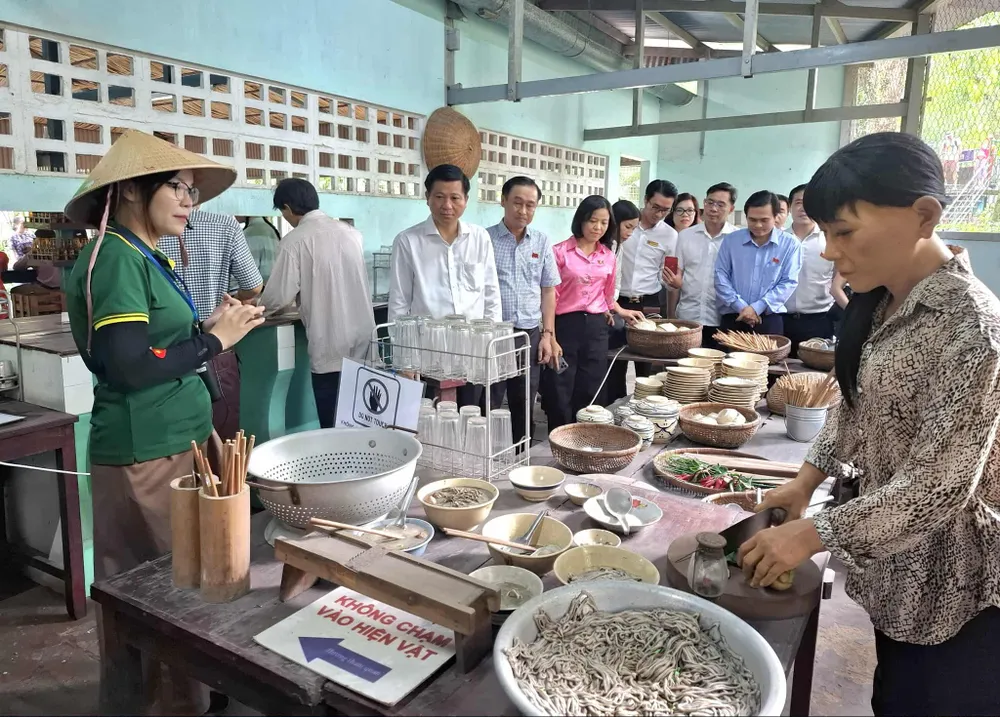 Đoàn tham quan quán Nhan Hương Khao sat - 5.jpg