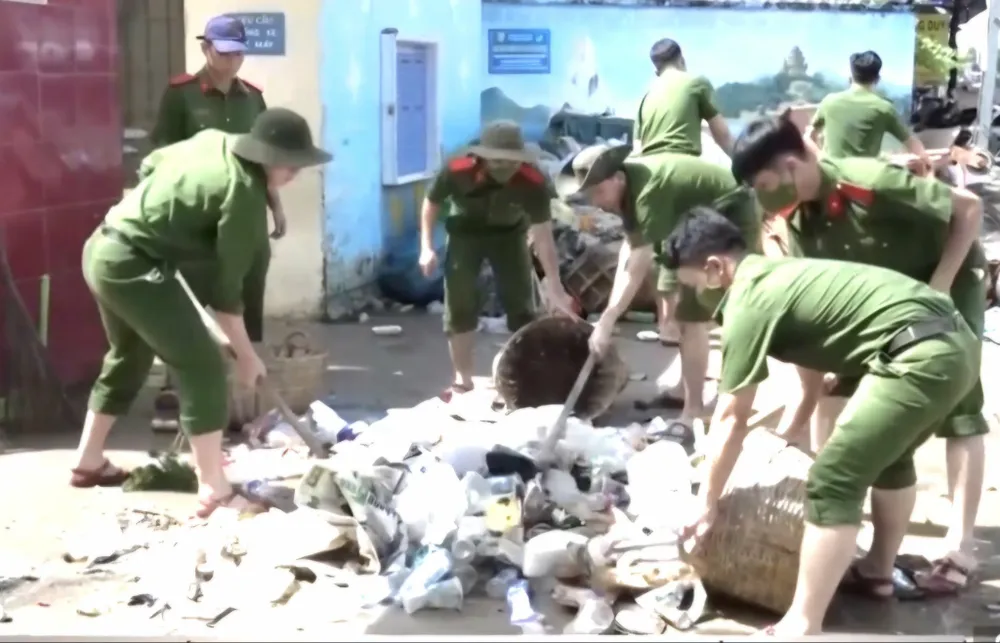 Các học viên dọn dẹp vệ sinh tại trường học ở phường Tây Nha Trang