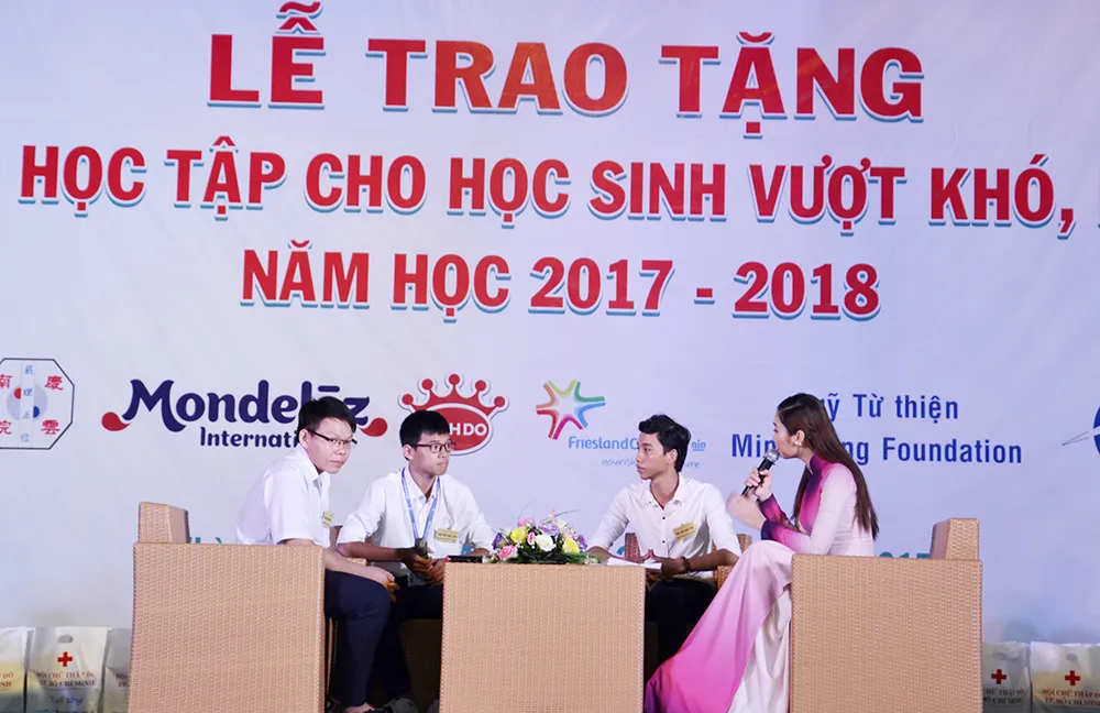 Trao học bổng cho 390 học sinh nghèo hiếu học ảnh 2