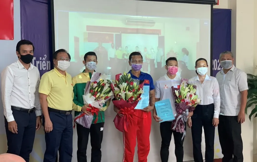 Đại diện Sở Văn hóa Thể thao TPHCM động viên các tuyển thủ trước khi lên đường tham dự Olympic Tokyo 2020. Ảnh: NGUYỄN ANH