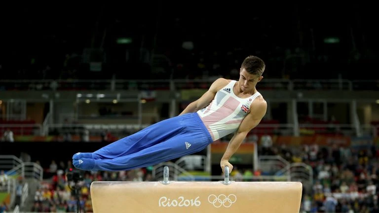 Trong những ngày đại dịch Covid-19, VĐV thể dục dụng cụ Max Whitlock phải tập luyện tại nhà trên chiếc sofa