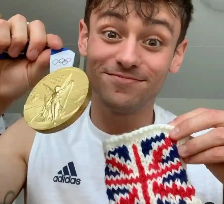 Tom Daley đã tự đan chiếc túi nhỏ bằng len để bảo vệ tấm HCV Olympic