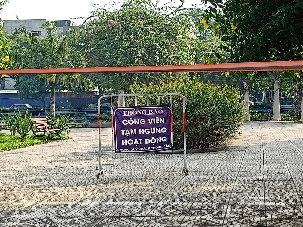 Người dân TPHCM tham gia tập luyện TDTT trong ngày đầu nới lỏng giãn cách ảnh 4