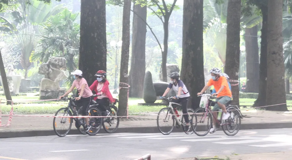 Người dân TPHCM tham gia tập luyện TDTT trong ngày đầu nới lỏng giãn cách ảnh 1