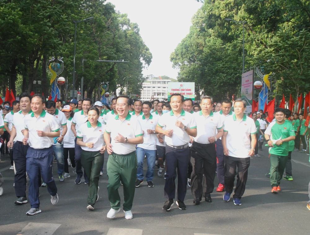 Ngày chạy Olympic vì sức khỏe toàn dân thu hút sự tham gia của lãnh đạo các sở, ban ngành thành phố. Ảnh: NGUYỄN ANH