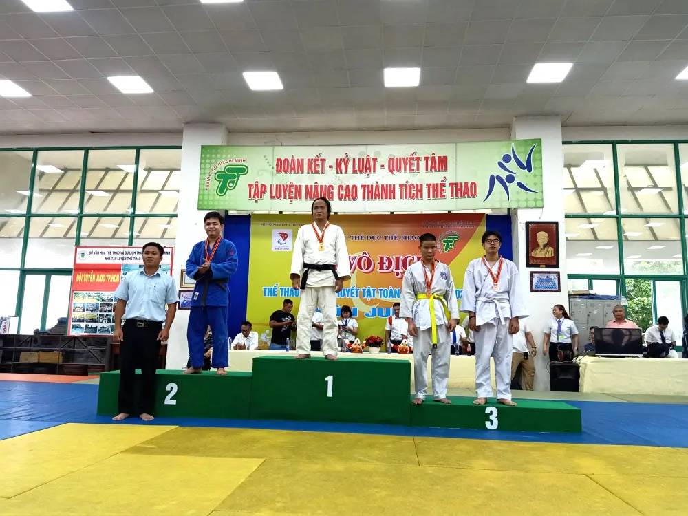 Các võ sĩ được trao huy chương tại giải judo người khiếm thị vô địch quốc gia 2022. Ảnh: NGUYỄN ANH