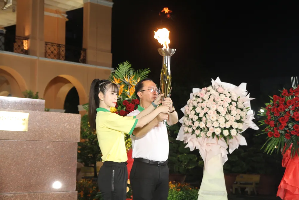 9 VĐV tham gia rước đuốc Đại hội TDTT TPHCM lần IX ảnh 1