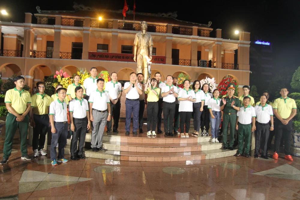 Đoàn đại biểu và các vận động viên tiêu biểu thể thao TPHCM tại sự kiện. Ảnh: NGUYỄN ANH