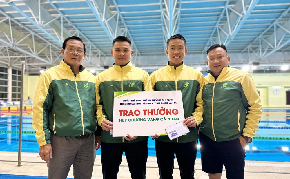 2 VĐV Thành Lộc và Đình Toàn nhận thưởng HCV cá nhân. Ảnh: HCMC FINSWIMMING