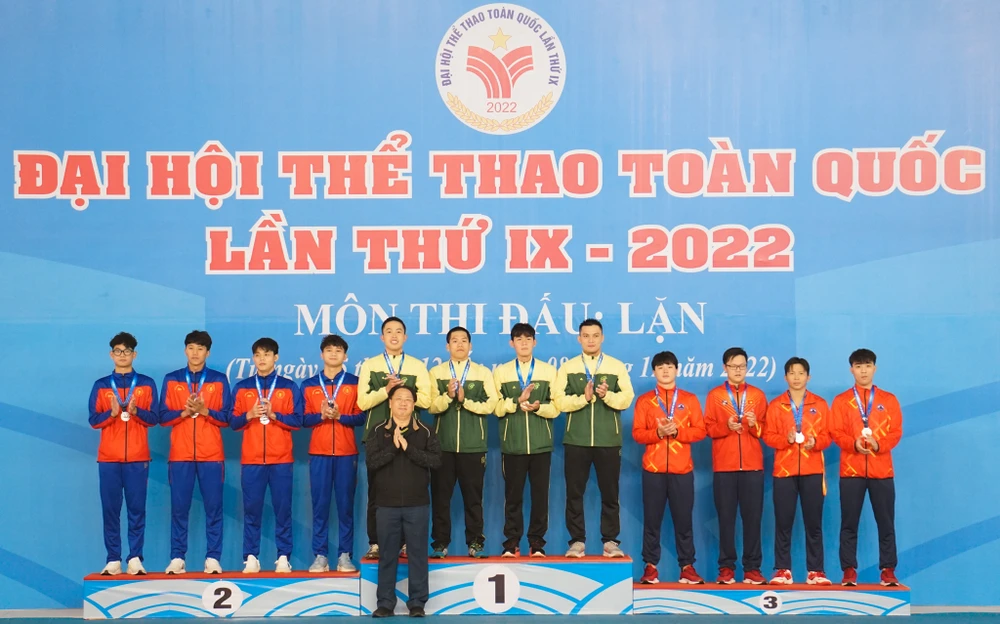 Đội tuyển TPHCM thi đấu nổi bật ở nội dung tiếp sức VHCV nam. Ảnh: HCMC FINSWIMMING