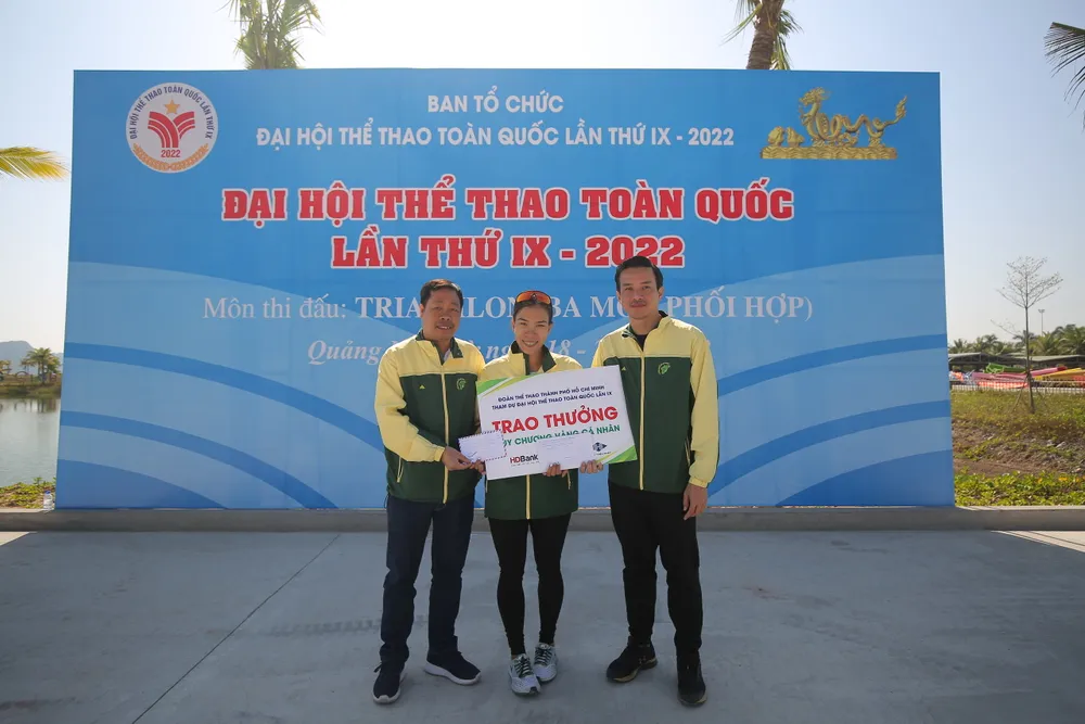 Kim Tuyến nhận thưởng sau thành tích HCV vừa đạt được. Ảnh: DŨNG PHƯƠNG