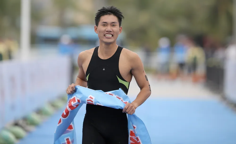 Tuyển thủ Vũ Đình Duân vui mừng với chiến thắng của đơn vị TPHCM tại nội dung aquathlon tiếp sức hỗn hợp. Ảnh: DŨNG PHƯƠNG Tuyển thủ Vũ Đình Duân vui mừng với chiến thắng của đơn vị TPHCM tại nội dung aquathlon tiếp sức hỗn hợp. Ảnh: DŨNG PHƯƠNG