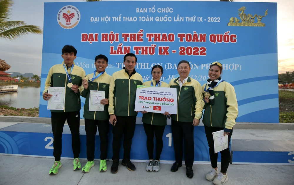 Phó Chủ tịch UBND TPHCM Dương Anh Đức trao thưởng cho thành tích HCV của các tuyển thủ. Ảnh: DŨNG PHƯƠNG