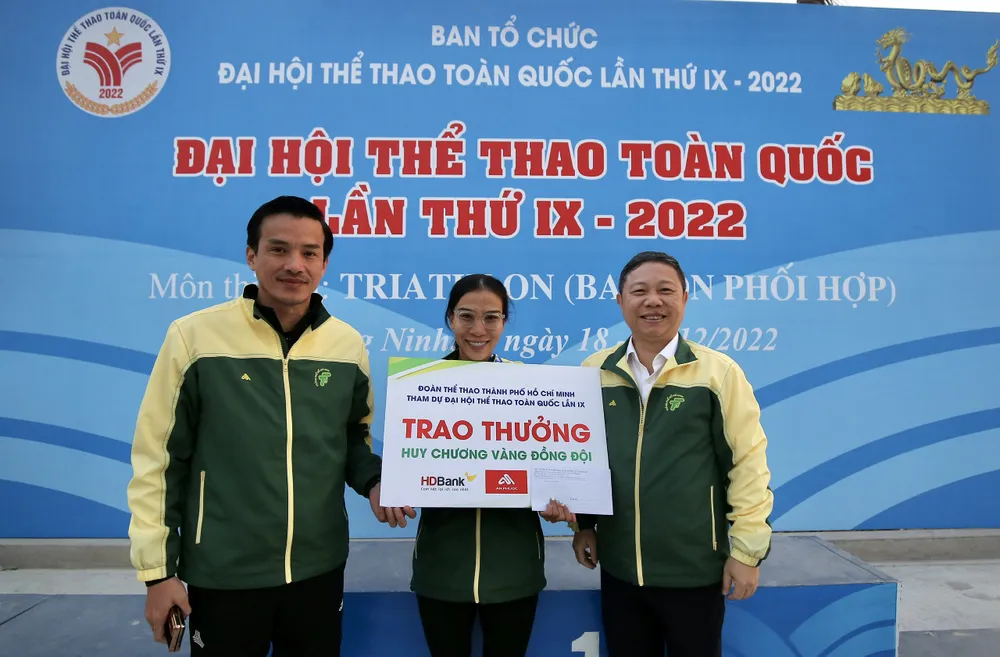 Phó Chủ tịch UBND TPHCM Dương Anh Đức (phải) và Phó GĐ Sở VHTT TP Nguyễn Nam Nhân chia vui cùng các chiến thắng của VĐV. Ảnh: DŨNG PHƯƠNG Phó Chủ tịch UBND TPHCM Dương Anh Đức (phải) và Phó GĐ Sở VHTT TP Nguyễn Nam Nhân chia vui cùng các chiến thắng của VĐV. Ảnh: DŨNG PHƯƠNG