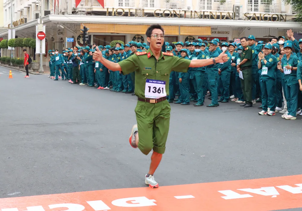 Đồng chí Thân Văn Đào (trường ĐH CSND) về nhất nội dung cá nhân lực lượng vũ trang. Ảnh: NGUYỄN ANH Đồng chí Thân Văn Đào (trường ĐH CSND) về nhất nội dung cá nhân lực lượng vũ trang. Ảnh: NGUYỄN ANH