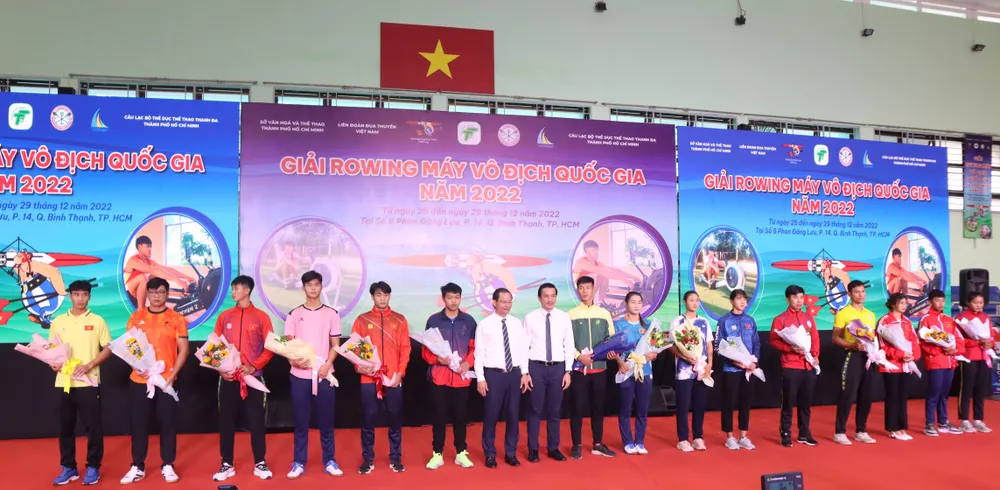 Các đoàn tham dự giải nhận hoa chúc mừng từ ban tổ chức. Ảnh: NGUYỄN ANH Các đoàn tham dự giải nhận hoa chúc mừng từ ban tổ chức. Ảnh: NGUYỄN ANH