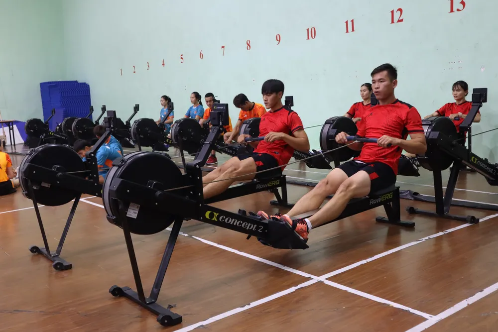 Các VĐV "đua thuyền" ngay tại nhà thi đấu. Ảnh: NGUYỄN ANH Các VĐV "đua thuyền" ngay tại nhà thi đấu. Ảnh: NGUYỄN ANH