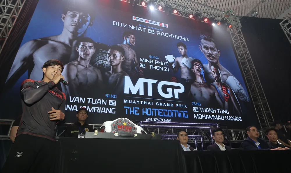 Võ sĩ Duy Nhất trả lời phỏng vấn ở họp báo. Ảnh: DŨNG PHƯƠNG