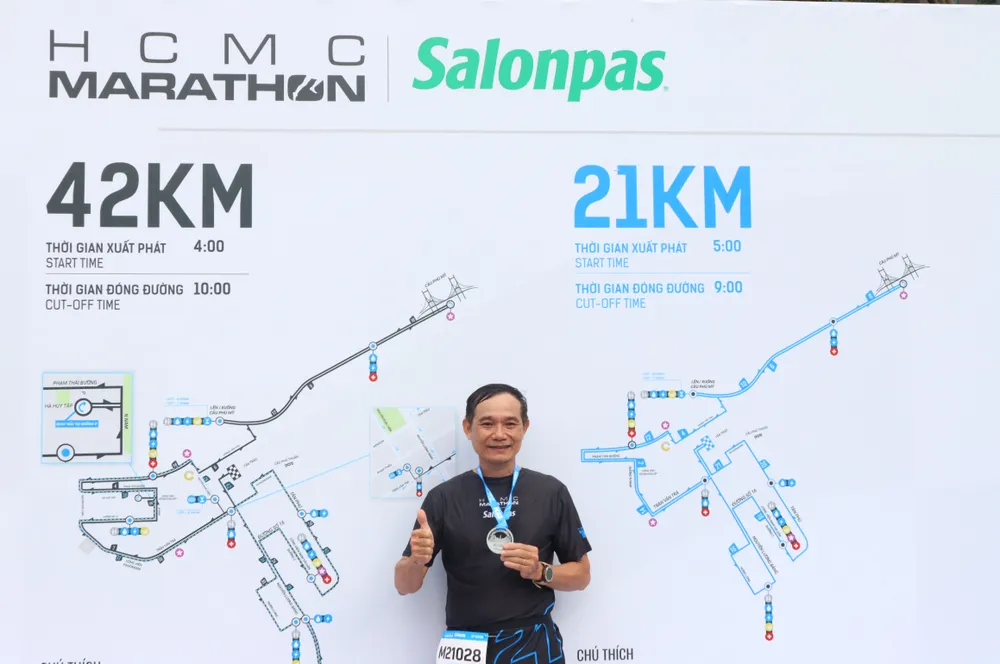 Các tuyển thủ lưu lại những khoảnh khắc đáng nhớ sau khi hoàn thành đường chạy. Ảnh: NGUYỄN ANH