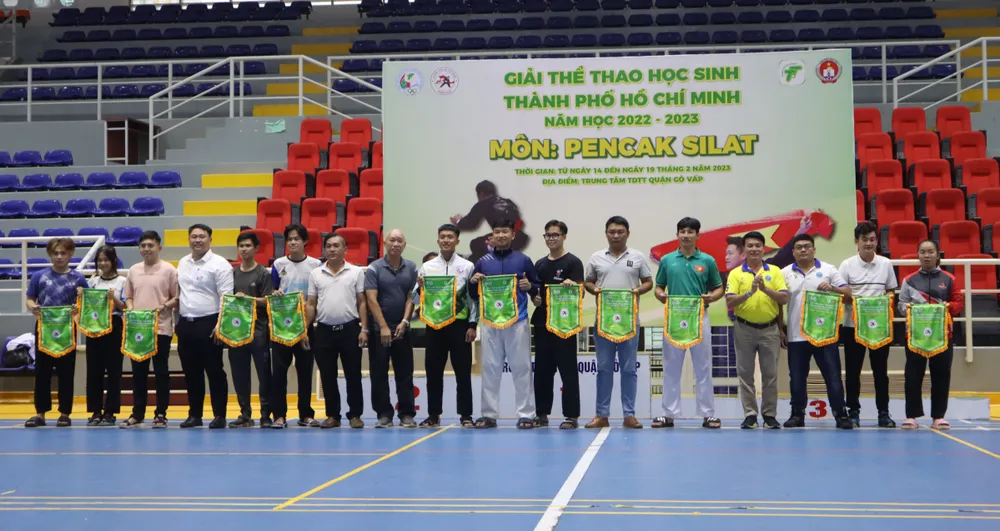 Các đơn vị tham dự giải nhận cờ lưu niệm. Ảnh: THANH TÙNG