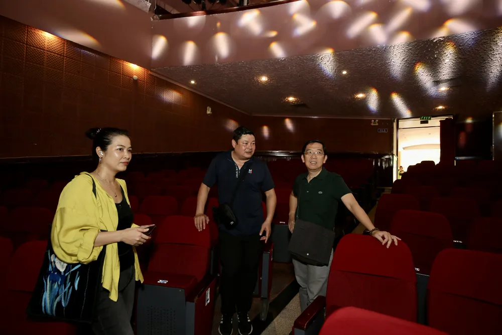 Các thành viên BTC tập trung chuẩn bị cho buổi lễ trao giải diễn ra chỉn chu, trang trọng